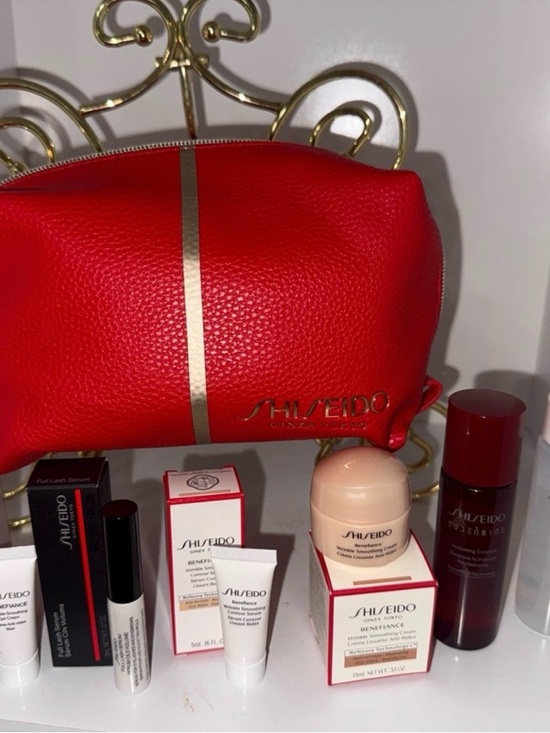 NEW Shiseido Benefiance Wrinkle Smoothing 7-Pc Set + Red Travel Bag ($125 Value) - Picture 3 of 3